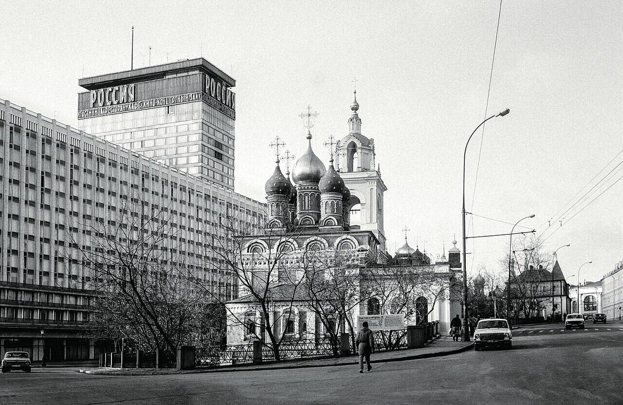 Гостиница «Россия» и церковь Георгия Победоносца на Псковской горе в 1992 году