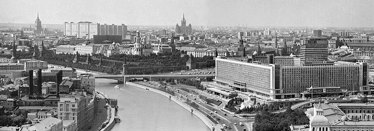 Панорама Москвы с гостиницей «Россия», Кремлём и Москвой-рекой в 1970 году