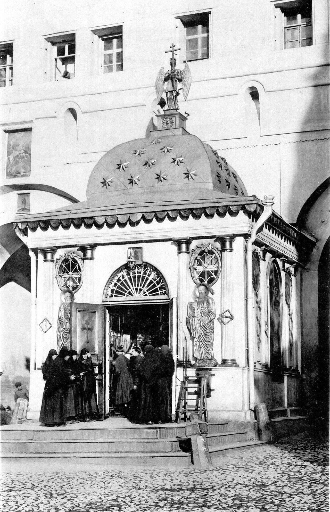 An archival photograph of the Iverskaya Chapel in front of the arches of the Resurrection Gate