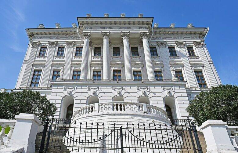 Колоннада Дома Пашкова над изогнутой лестницей и оградой
