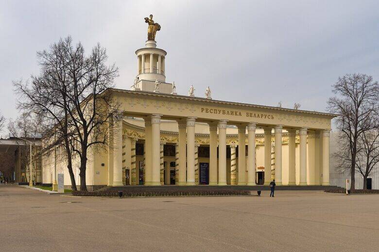 Колоннада павильона «Республика Беларусь» с башенкой и скульптурой наверху.