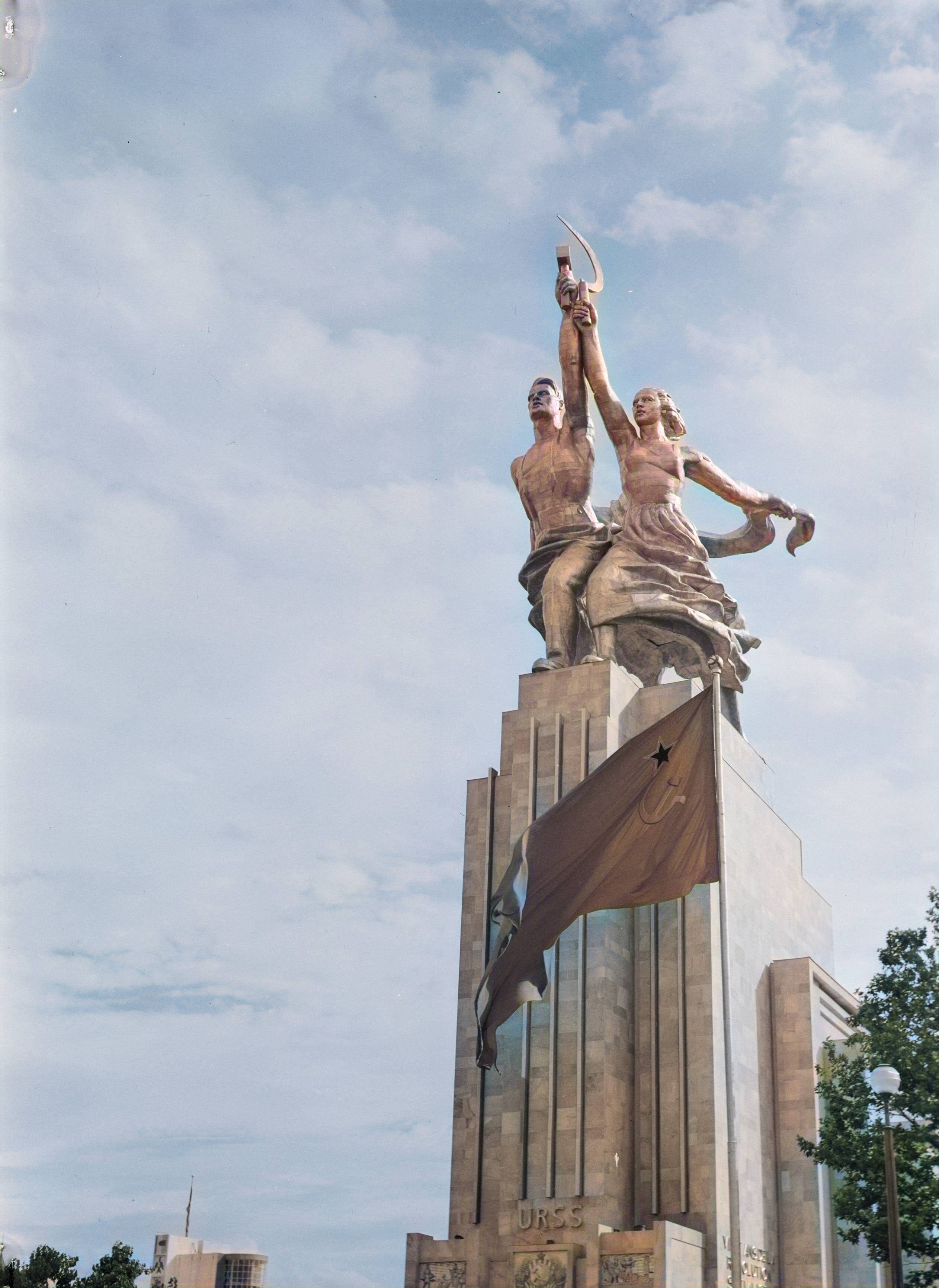 Колоризованный архивный вид павильона СССР в Париже 1937 года со скульптурой «Рабочий и колхозница»