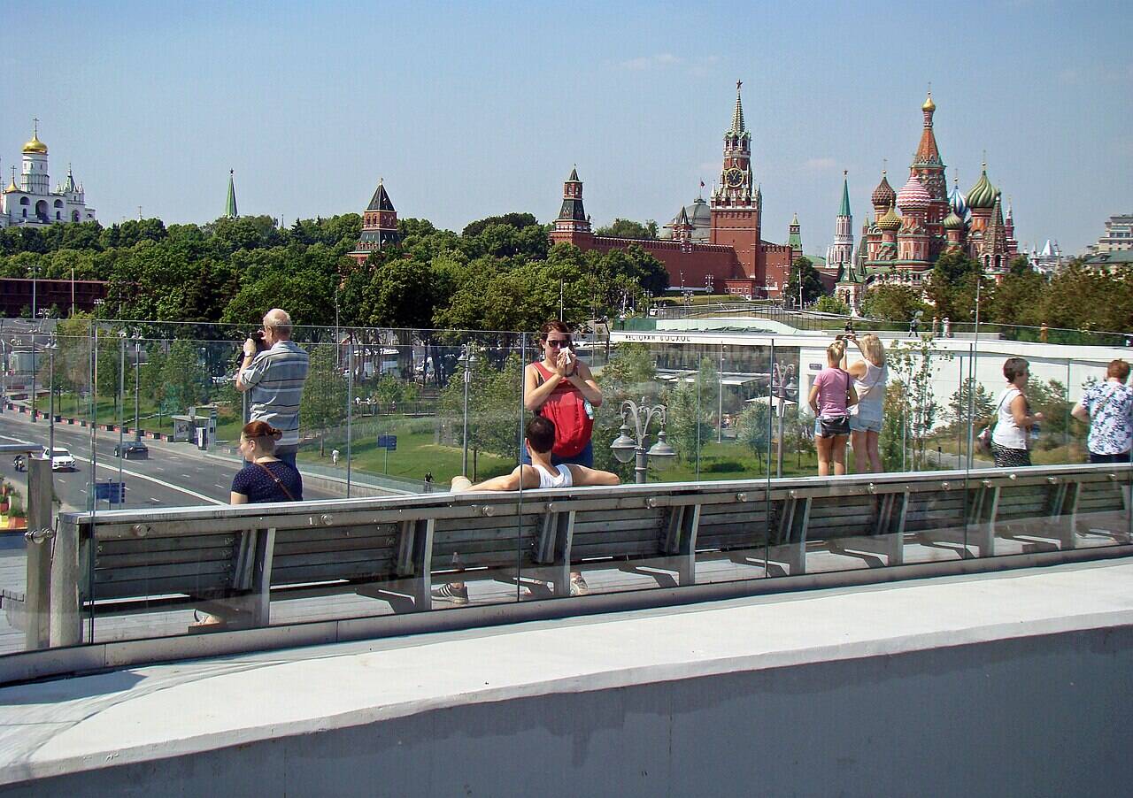 Посетители на Парящем мосту с видом на Кремль и собор Василия Блаженного
