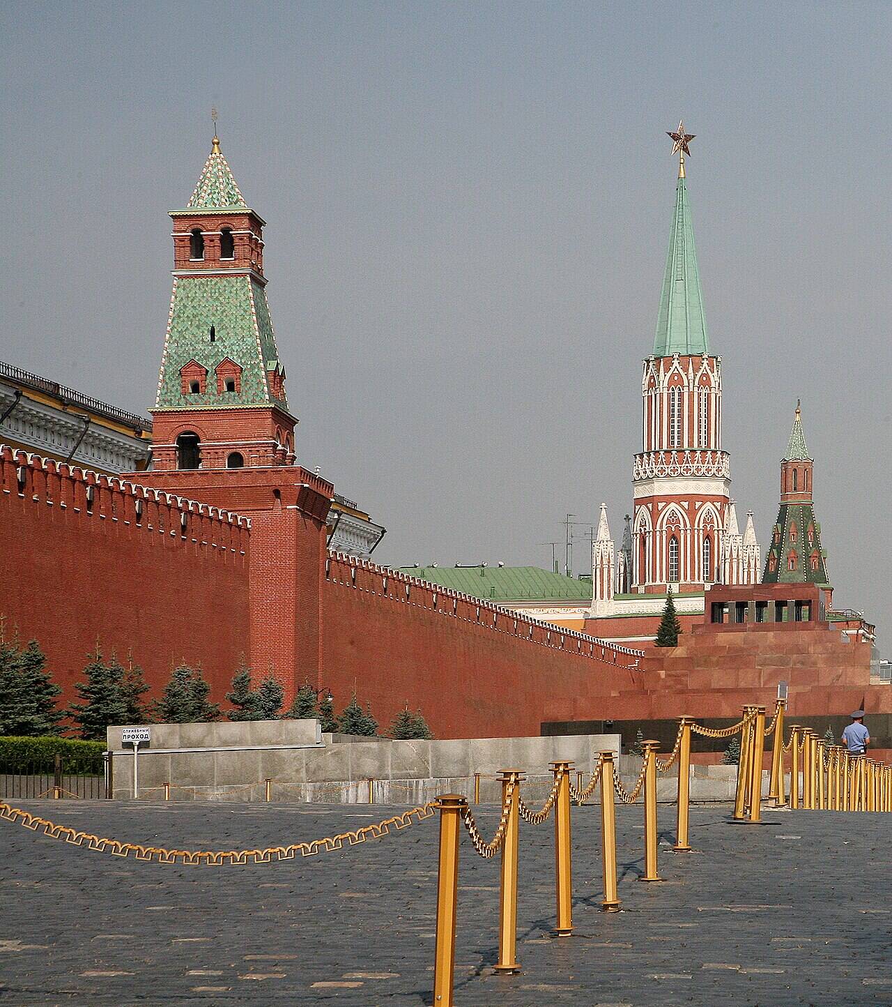 Сенатская и Никольская башни Кремля, стена между ними и Мавзолей на Красной площади