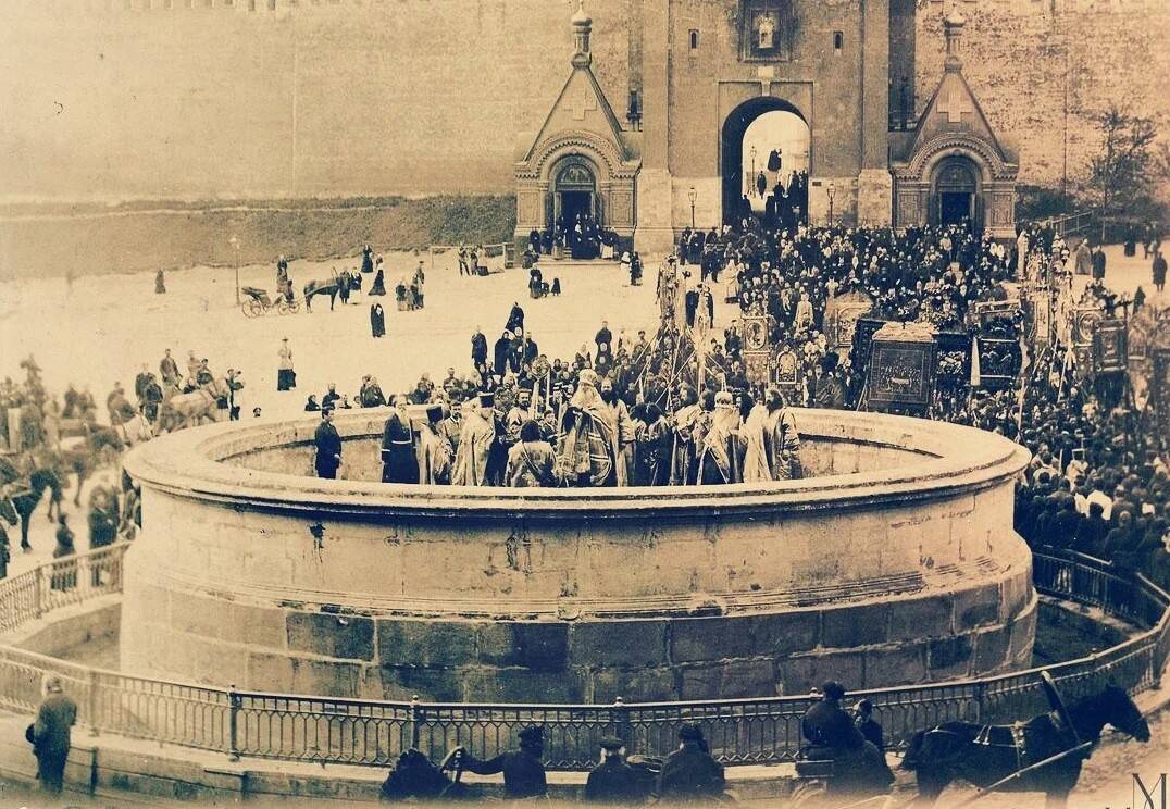 People on and around the circular stone platform of Lobnoye Mesto during a religious procession