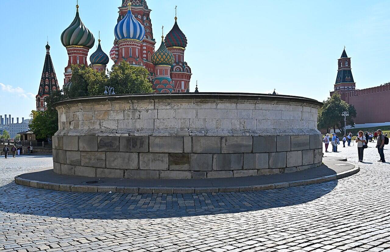 The circular stone enclosure of Lobnoye Mesto against the backdrop of the Cathedral of the Intercession