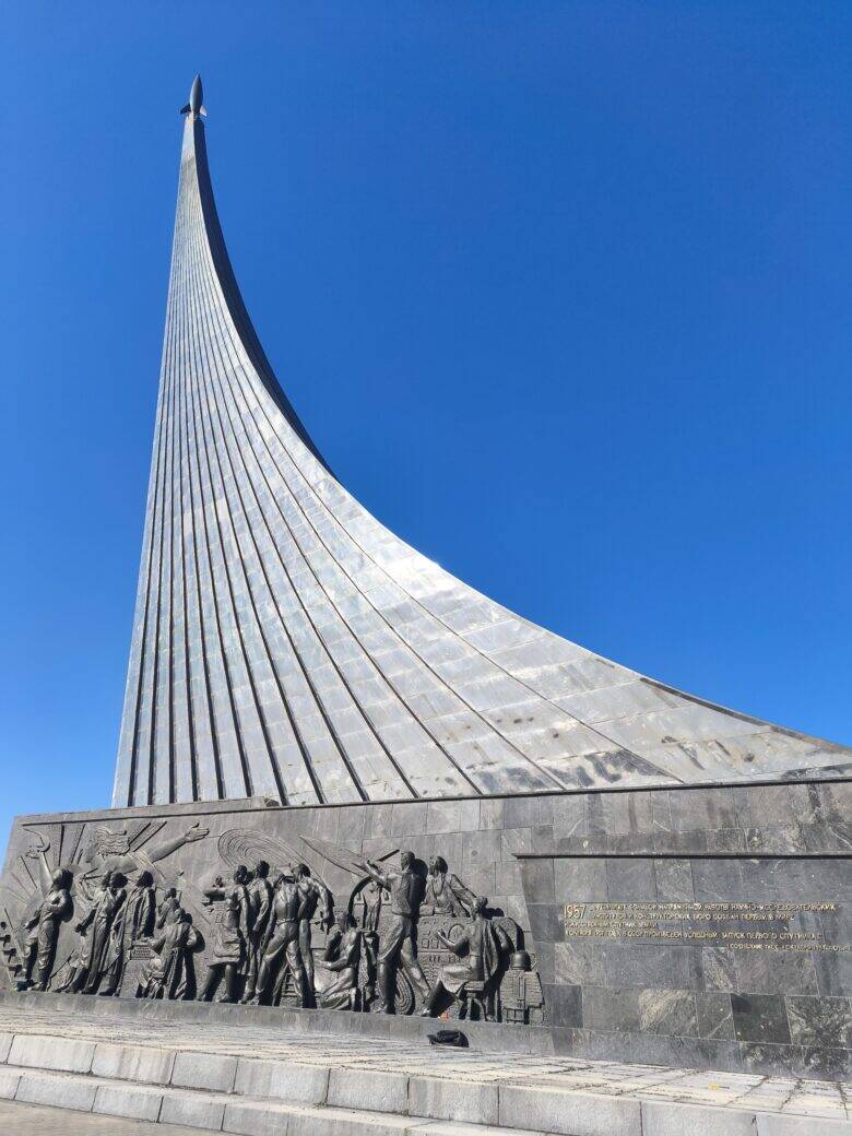 Люди у основания ракеты: кто изображён на монументе «Покорителям космоса»