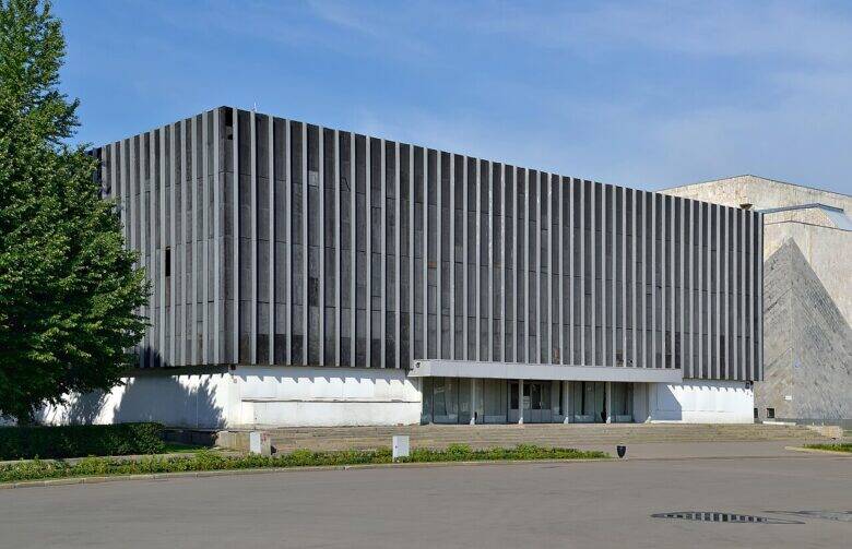 Павильон №11 «Металлургия» на ВДНХ с высоким ребристым фасадом