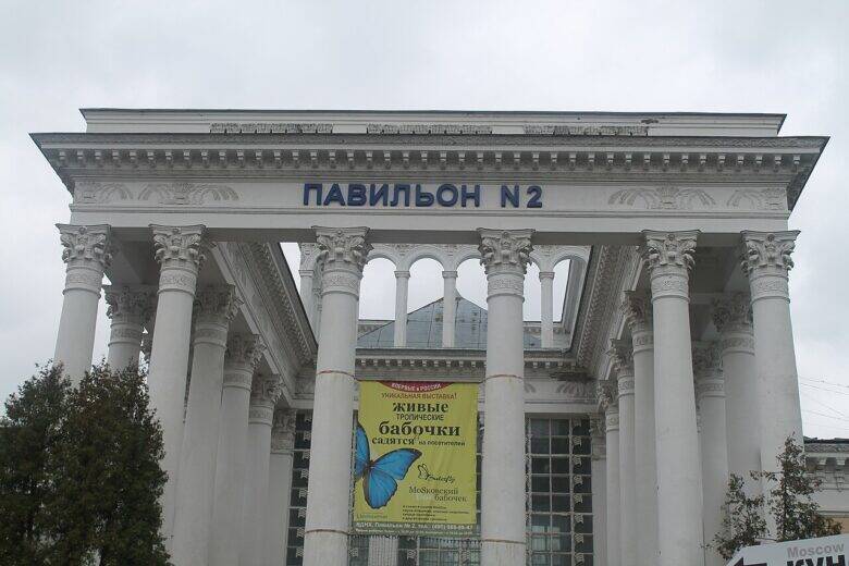 Белый колонный фасад павильона №2 ВДНХ с остеклением за портиком