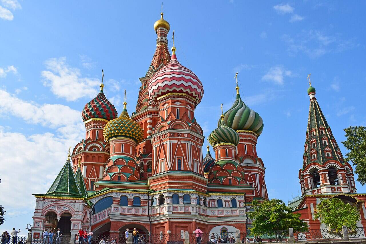Покровский собор с центральным шатром, боковыми главами и колокольней со стороны Васильевского спуска