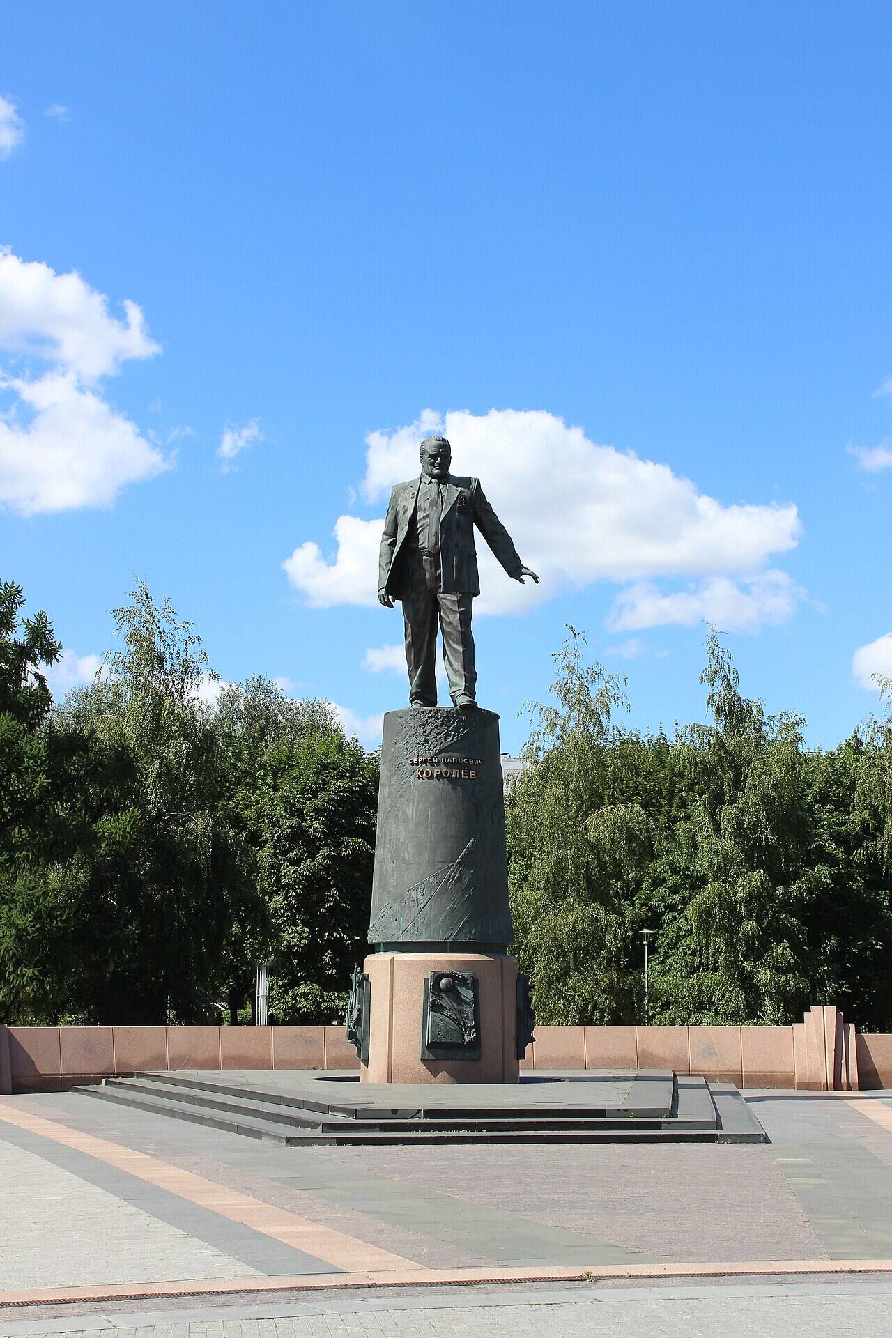 Полнофигурный памятник Сергею Королёву на высоком постаменте на Аллее Космонавтов