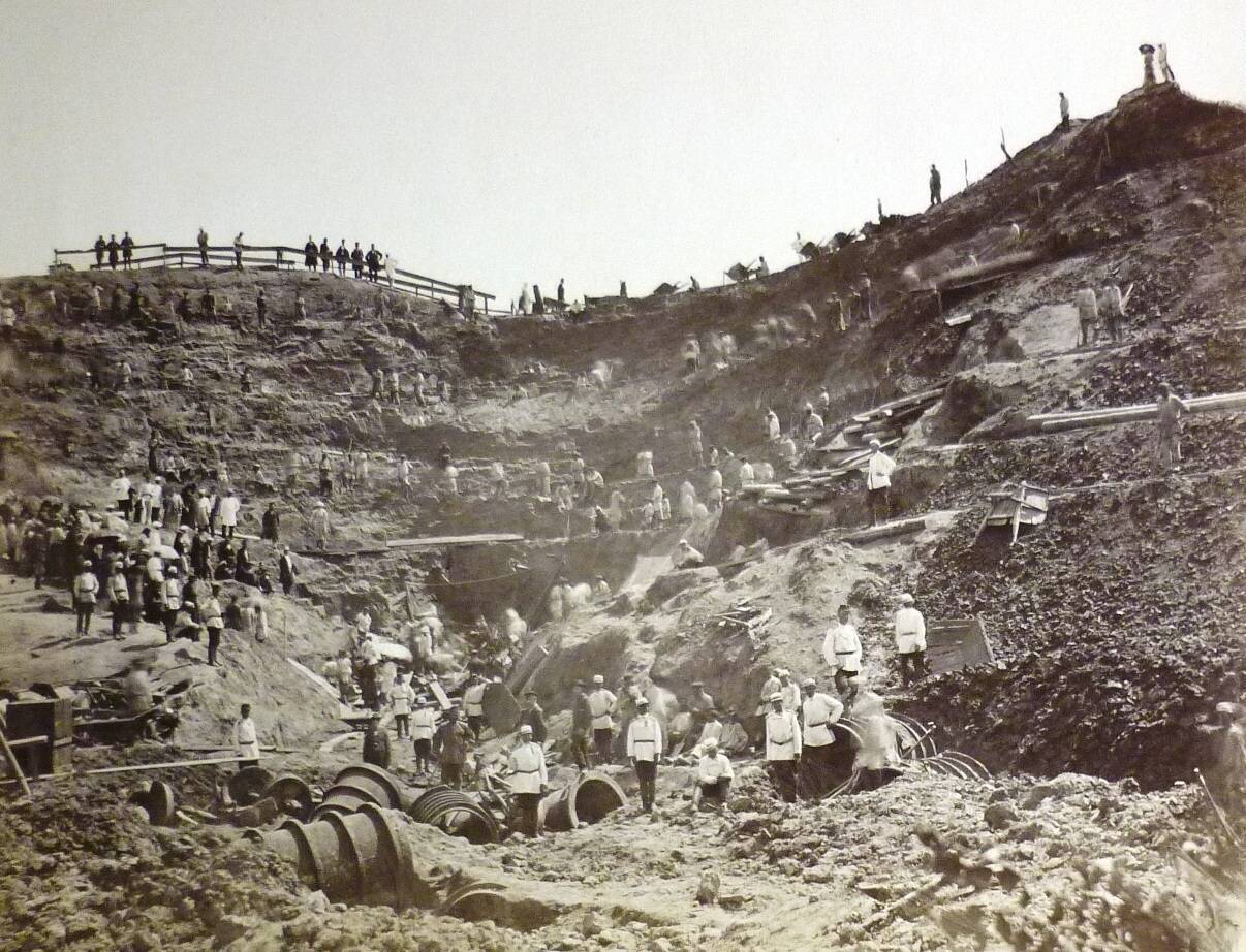 Архивная фотография людей среди обломков в Кукуевском овраге после железнодорожной катастрофы 1882 года