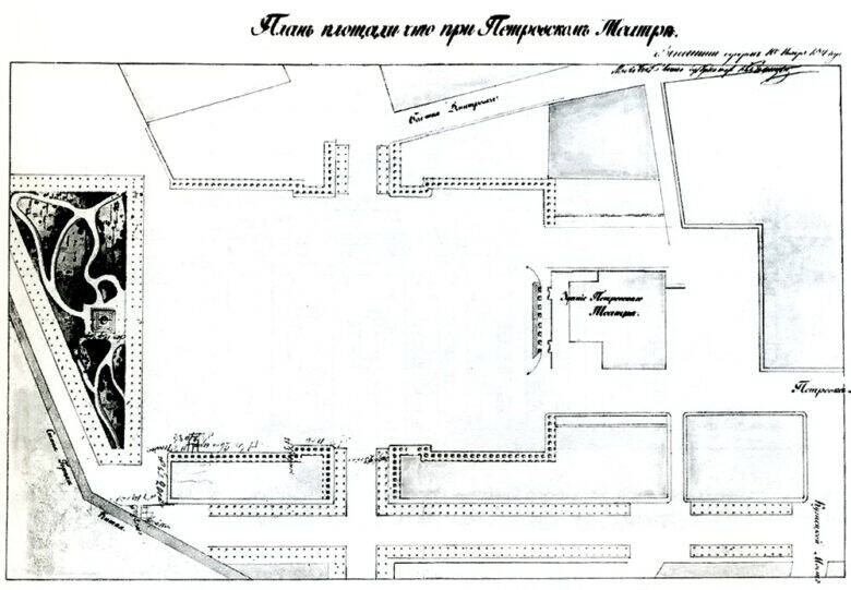 Черно-белый план площади при Петровском театре с рукописным заголовком и контурами застройки.