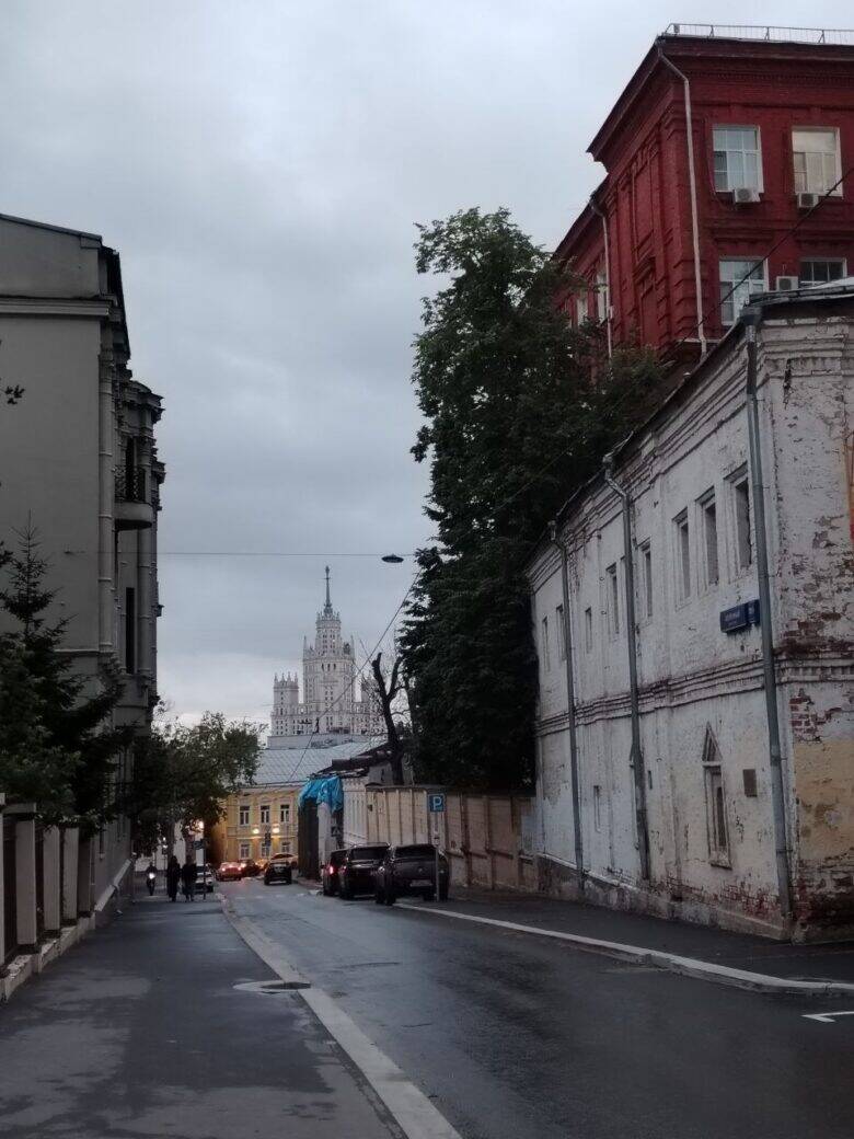 Вечерний московский переулок Дождливый переулок в центре Москвы с высоткой вдали