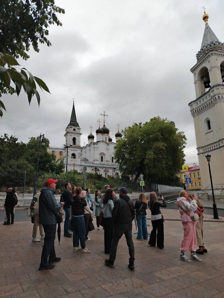 Софийский храм за набережной Двор храма Софии Премудрости Божией в Средних Садовниках