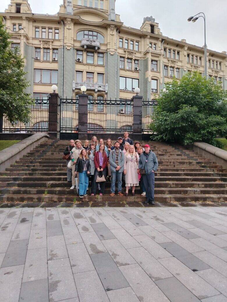 Группа на Старой площади Участники экскурсии у здания «Боярского двора»