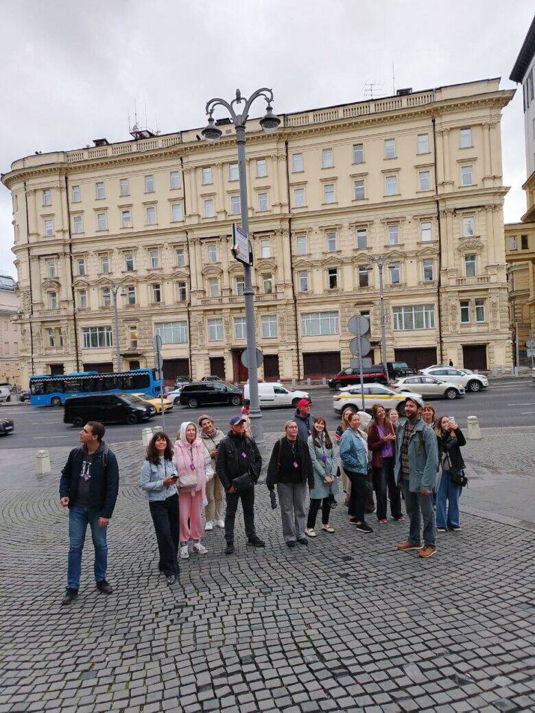 Экскурсионная группа на площади в центре Москвы