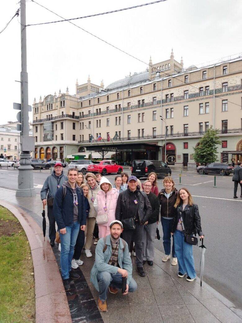 Групповая фотография у «Метрополя» Участники экскурсии перед гостиницей «Метрополь»