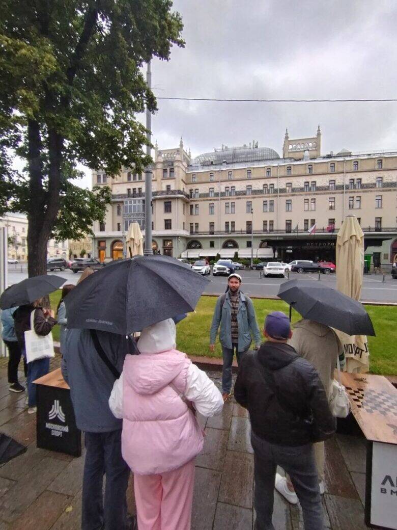 Рассказ у Театрального проезда Прогулка с гидом напротив гостиницы «Метрополь»