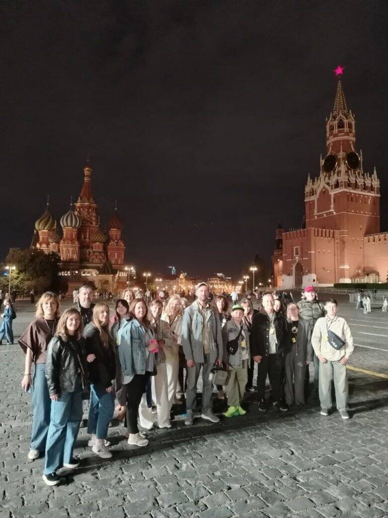Вечерняя фотография на Красной площади Участники экскурсии на Красной площади вечером