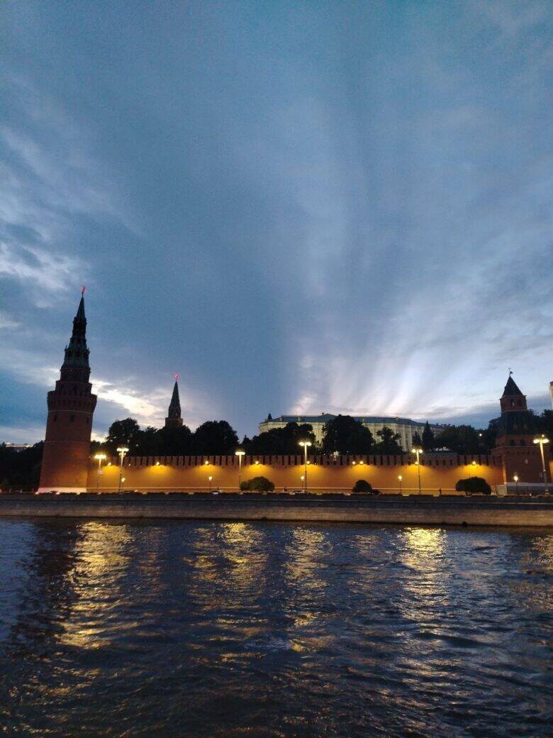 Кремлёвская стена над Москвой-рекой Вечерний Кремль с Софийской набережной
