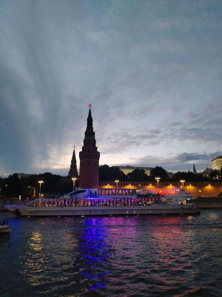 Огни теплохода у Кремлёвской стены Теплоход на Москве-реке перед Кремлём