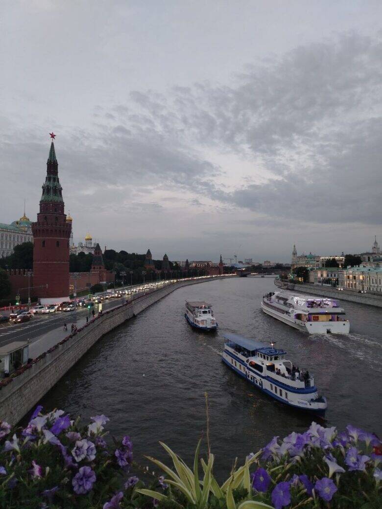 Речной вид вдоль Кремлёвской набережной Москва-река и теплоходы с Большого Каменного моста