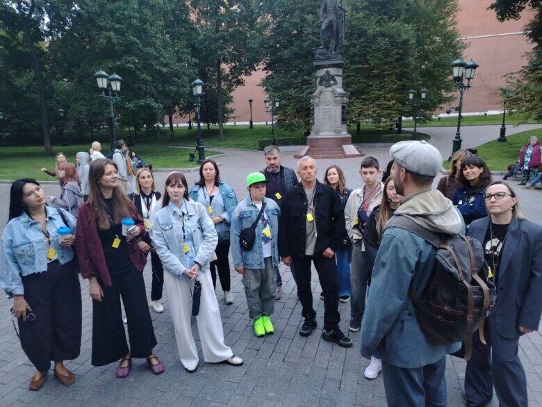Рассказ в Александровском саду Участники экскурсии у памятника Александру I