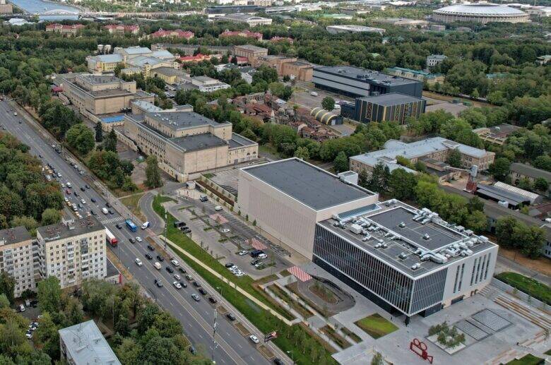 Вид сверху на корпуса «Мосфильма» и Мосфильмовскую улицу слева.