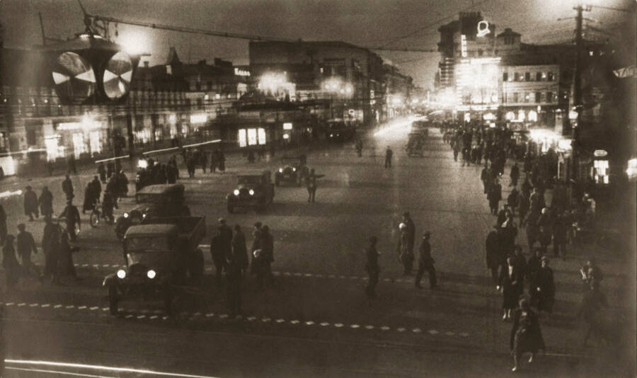Вечерняя Тверская улица в Москве с транспортом и пешеходами, 1935 год