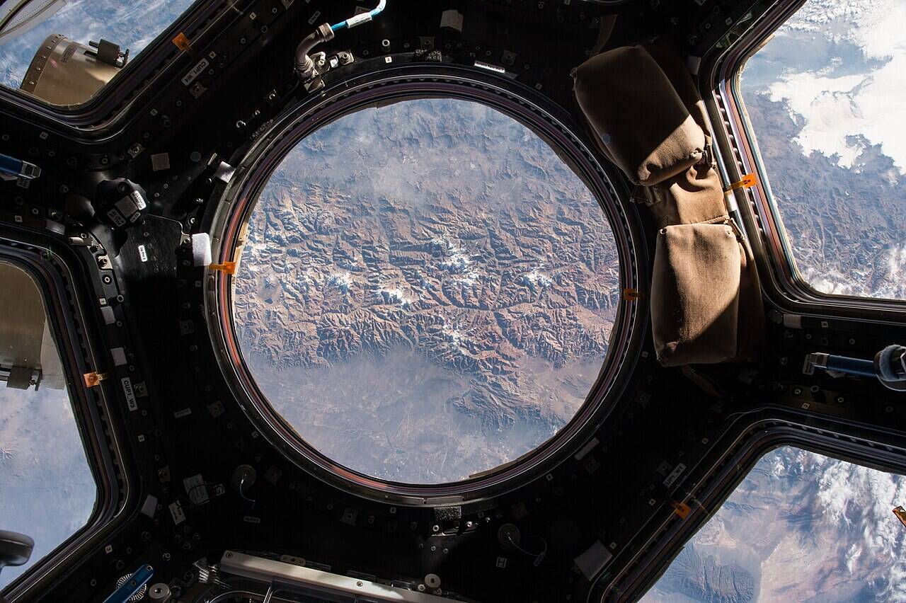 Земля через центральный круглый и боковые иллюминаторы модуля Cupola на МКС