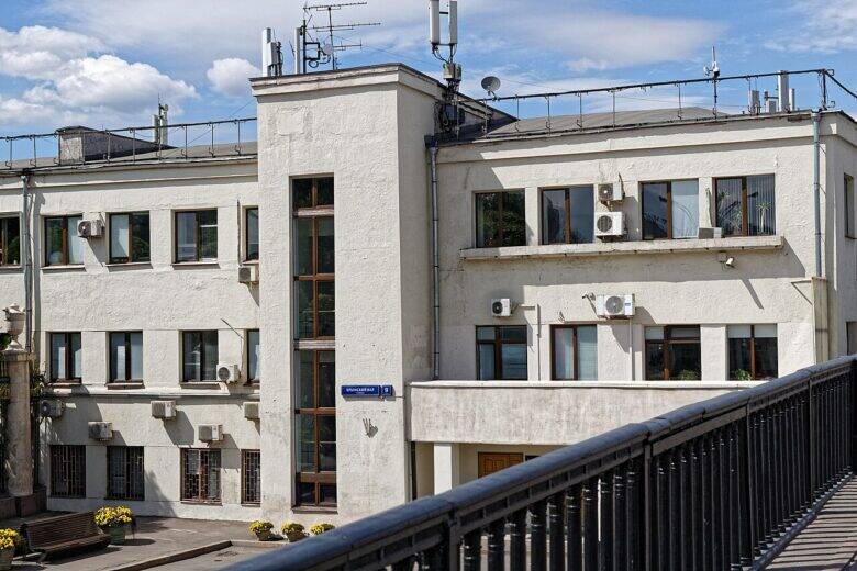 Светлый фасад здания дирекции Парка Горького с центральным выступом, вид с Крымского моста