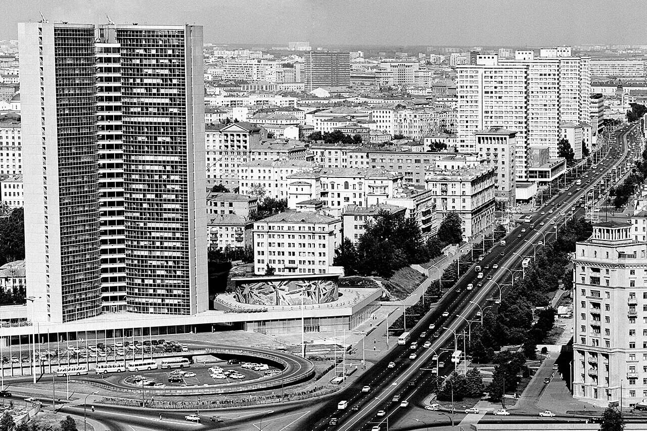 An archival aerial view of the Comecon building and Kalinin Prospekt