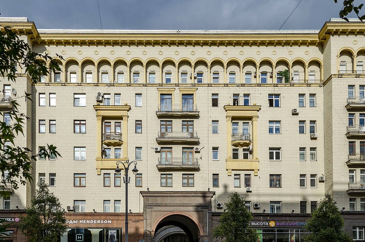 Жилой дом на Тверской улице, 6, строение 1, с центральным арочным проездом