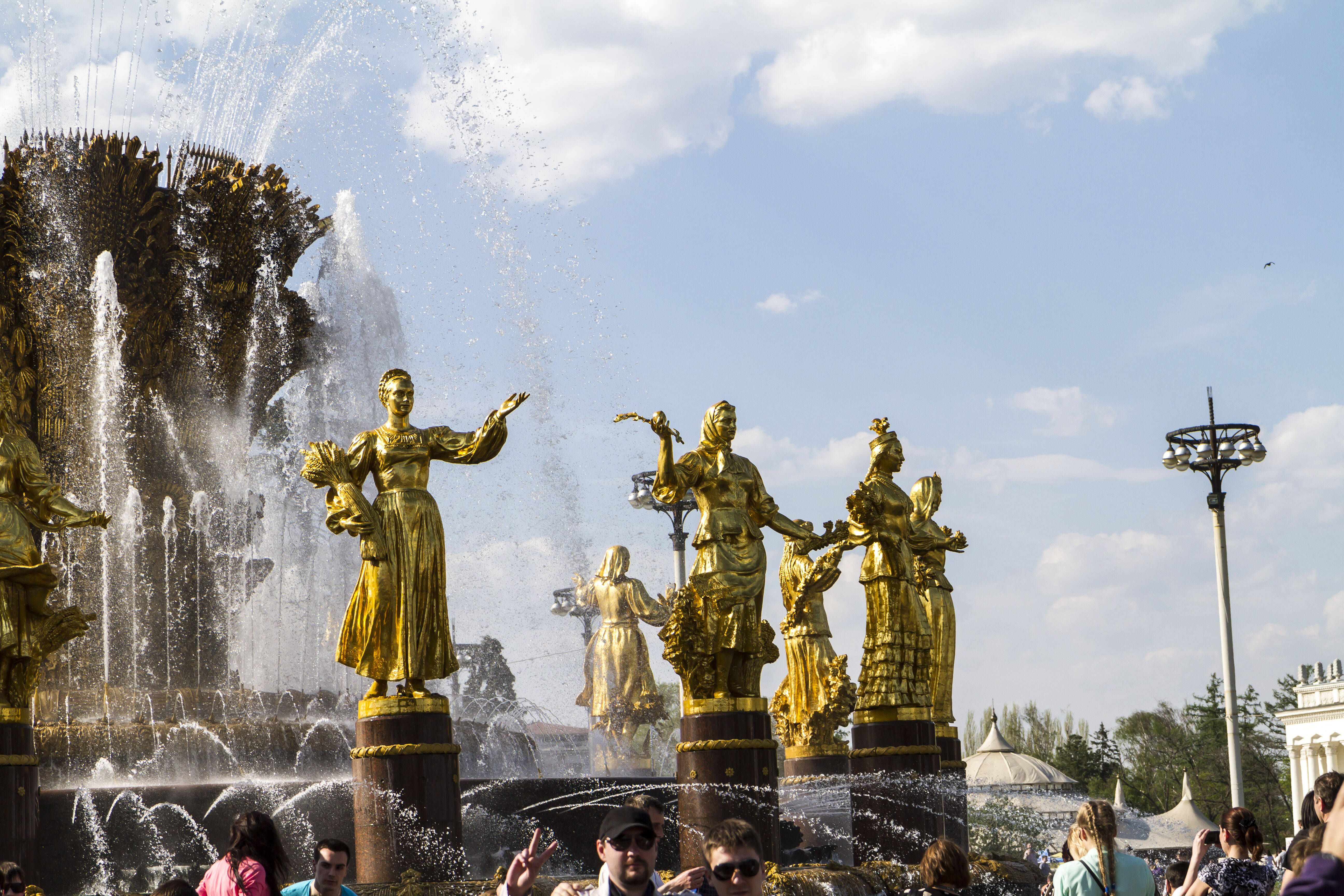 Крупный план нескольких золотистых женских фигур фонтана «Дружба народов»