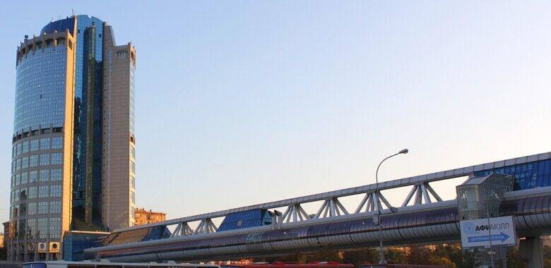 Стеклянная Башня 2000 слева; от неё вправо тянется крытый мост Багратион.