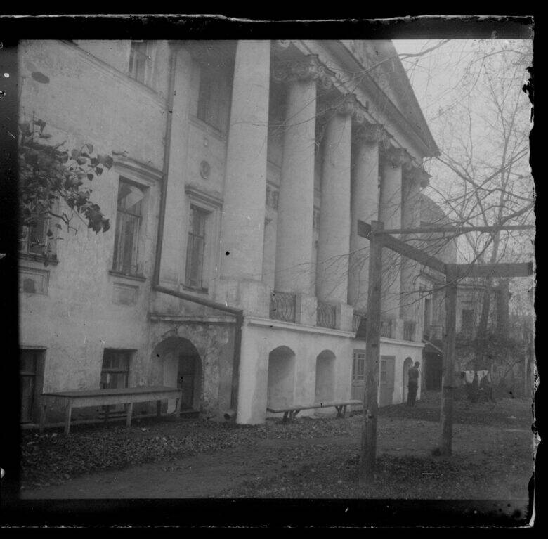 An archival view of the columned portico of Khitrovo’s house in 1926