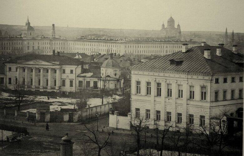 An archival view: Khitrovo’s house with columns on the left, with a small church and a neighbouring house beside it.