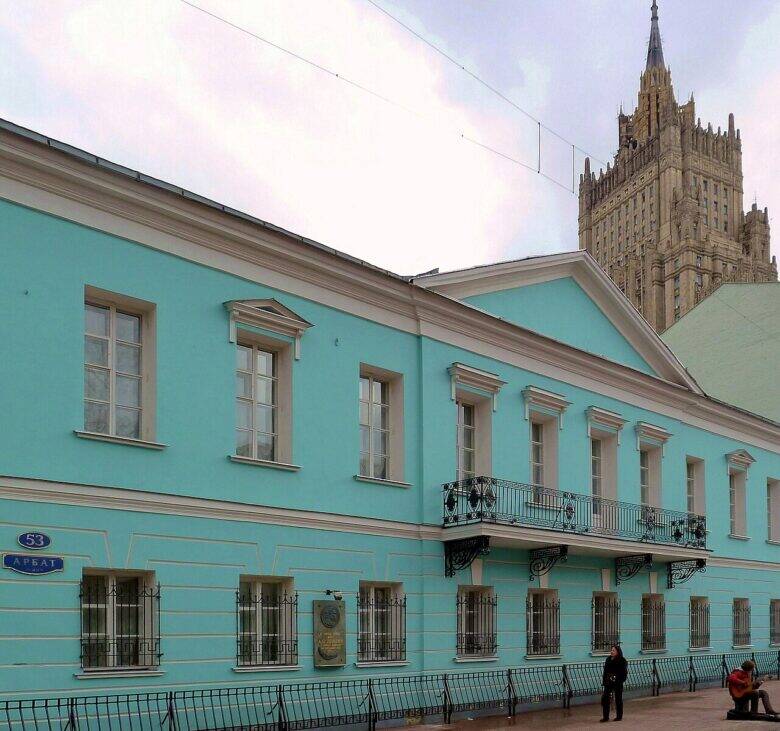 Голубой фасад дома на Арбате, 53, с балконом и адресными табличками