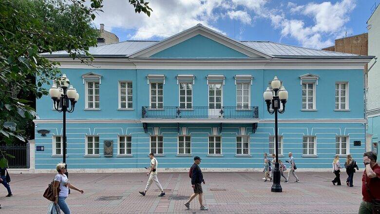 Голубой двухэтажный дом с балконом на пешеходном Арбате