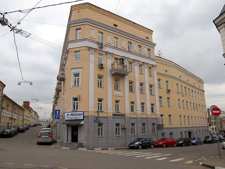 The narrow corner and two long façades of Kulakov House in Pevchesky Lane
