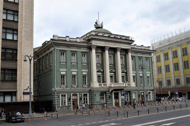 The green façade of the House of the Unions on Okhotny Ryad, with a columned portico and dome.