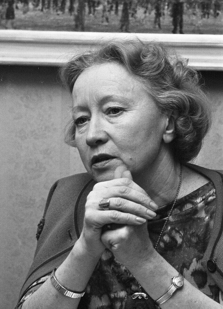 Галина Уланова сидит, сложив руки у подбородка; чёрно-белый портрет.