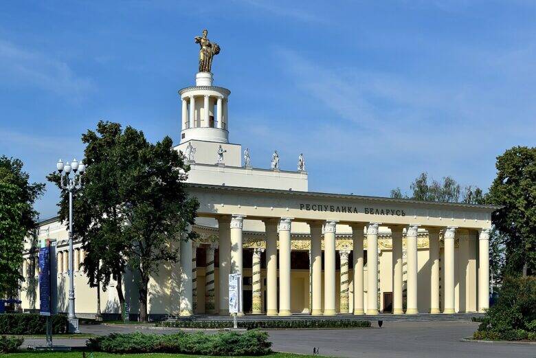 The main façade of the ‘Republic of Belarus’ Pavilion at VDNKh, with its colonnade and tower topped by a sculpture.