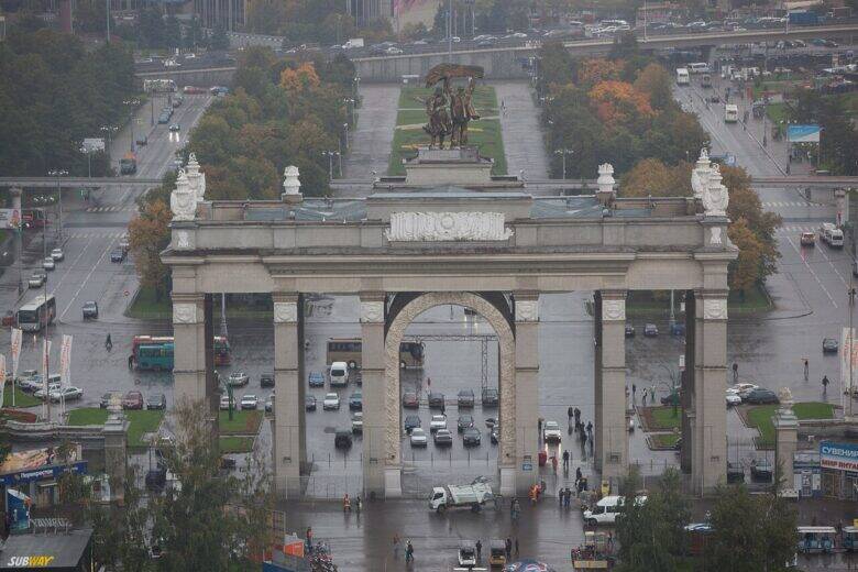 The Main Entrance arch at VDNKh, viewed from the Central Pavilion, with city roads beyond the arch.