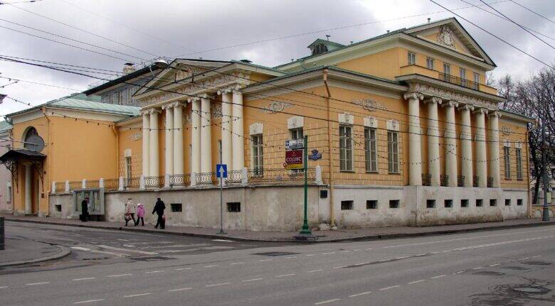 The corner façade of the A. S. Pushkin State Museum on Prechistenka, with its white columns.
