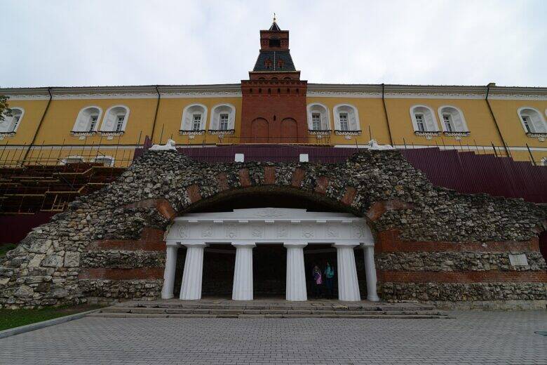 General view of the ‘Ruins’ Grotto: a broad stone vault, a white portico and a Kremlin tower rising above them.