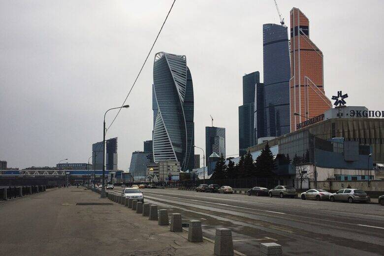 Дорога вдоль Краснопресненской набережной; справа здание Экспоцентра, впереди башни Москва-Сити.