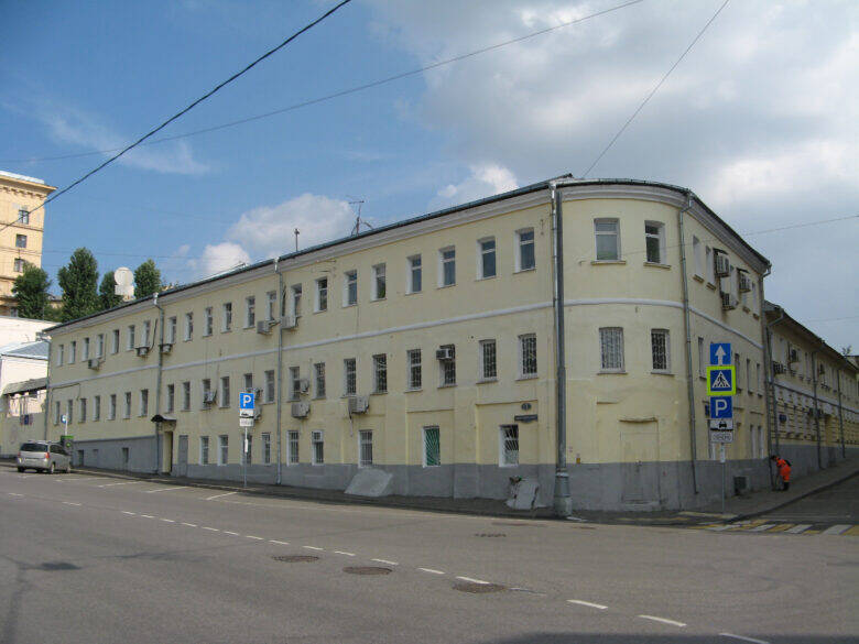 The pale corner building of the former market rows beside Khitrovskaya Square, present-day view.