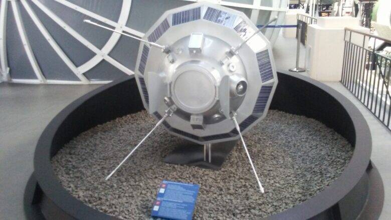 全俄展览中心“宇宙”馆的展品：一件带有面板和支杆的银色航天器模型